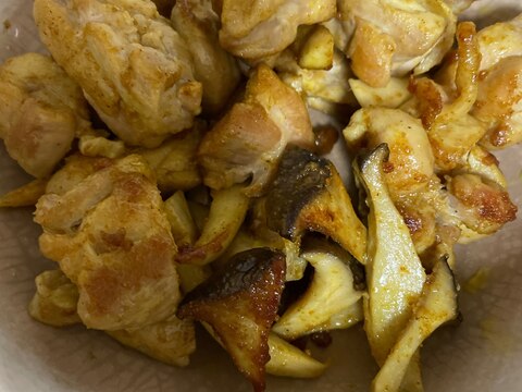 今夜のおかず!鶏もも肉とエリンギのカレー炒め!